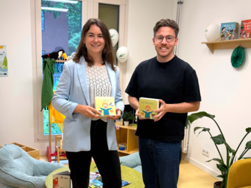 Leiter Christian Ritschke und Helen Sarnoch, Koordinatorin für pädagogische Qualitätsentwicklung, stehen in der neuen Kinderbibliothek des Fröbel-Kindergartens Am Kalkbruche und präsentieren stolz die Einrichtung.